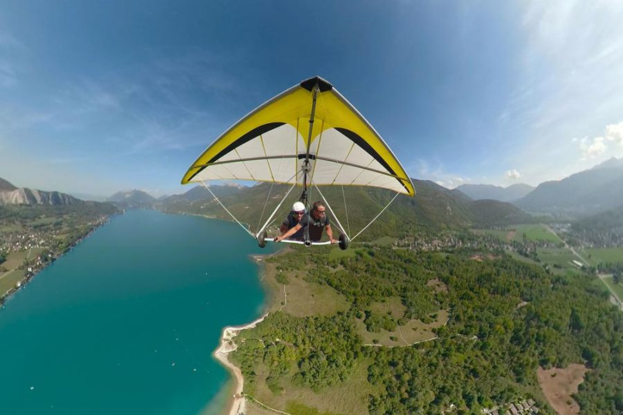 Deltaplane survolant le lac d'Annecy et les montagnes environnantes