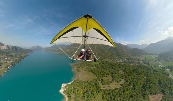 Deltaplane survolant le lac d'Annecy et les montagnes environnantes