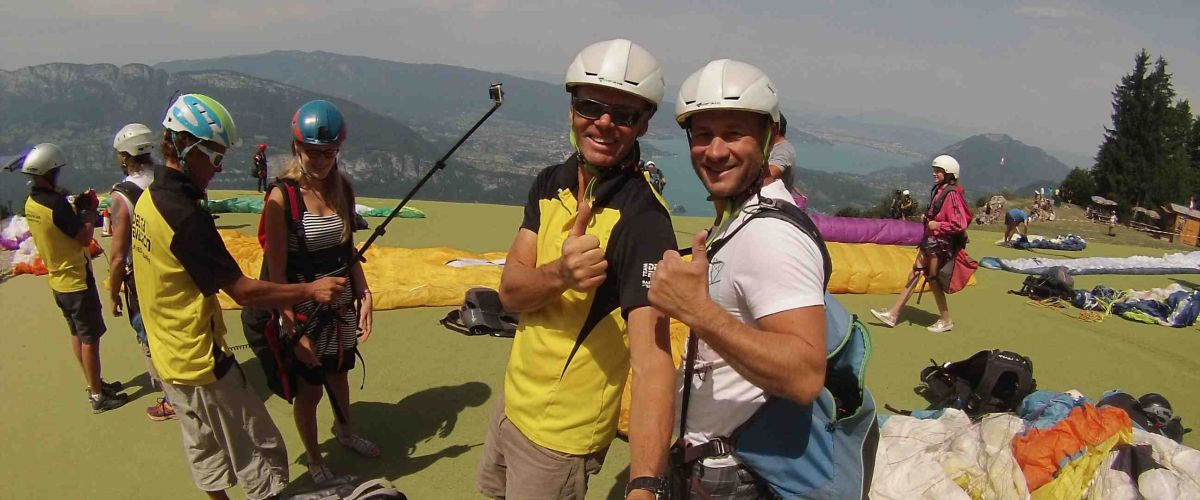 Personnes se préparant au décollage en parapente, vérifiant l'équipement et observant les conditions de vol