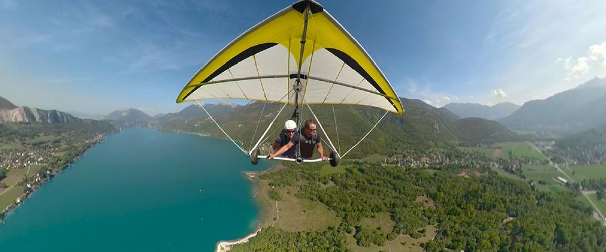 Deltaplane survolant le lac d'Annecy et les montagnes environnantes