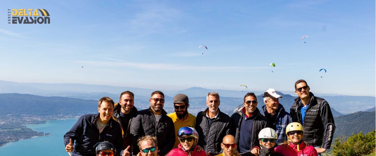 Équipe prête pour une activité de teambuilding, avec vue sur le lac d'Annecy et les montagnes en arrière-plan