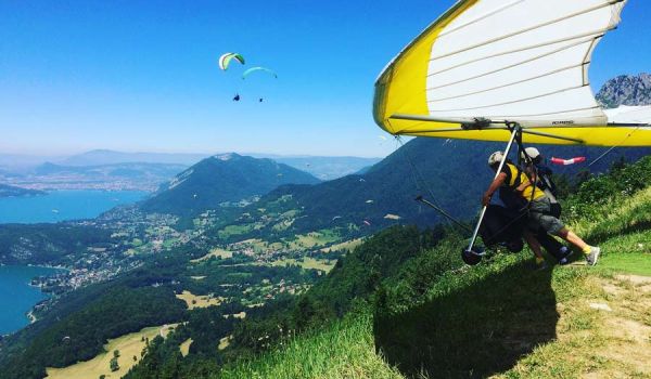 Décollage en deltaplane depuis les montagnes d'Annecy avec vue sur le lac