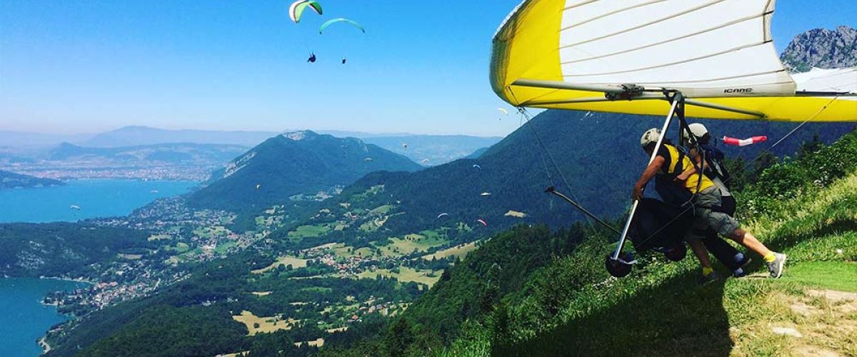 Décollage en deltaplane depuis les montagnes d'Annecy avec vue sur le lac