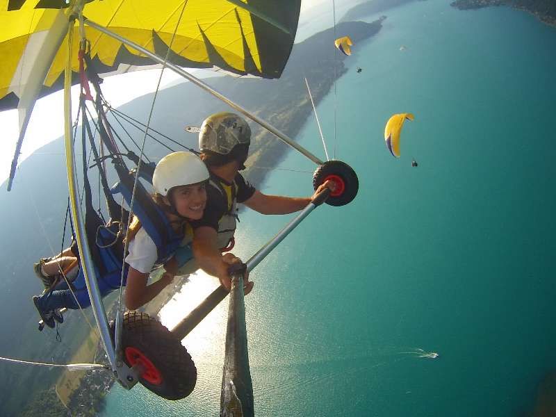 Parapentes au dessus du lac d'Annecy